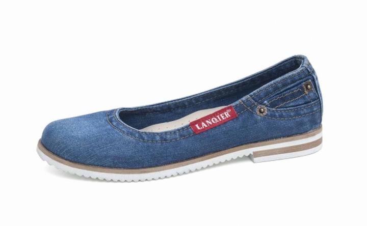 Stylizacje na każdą okazję z jeansami z przetarciami