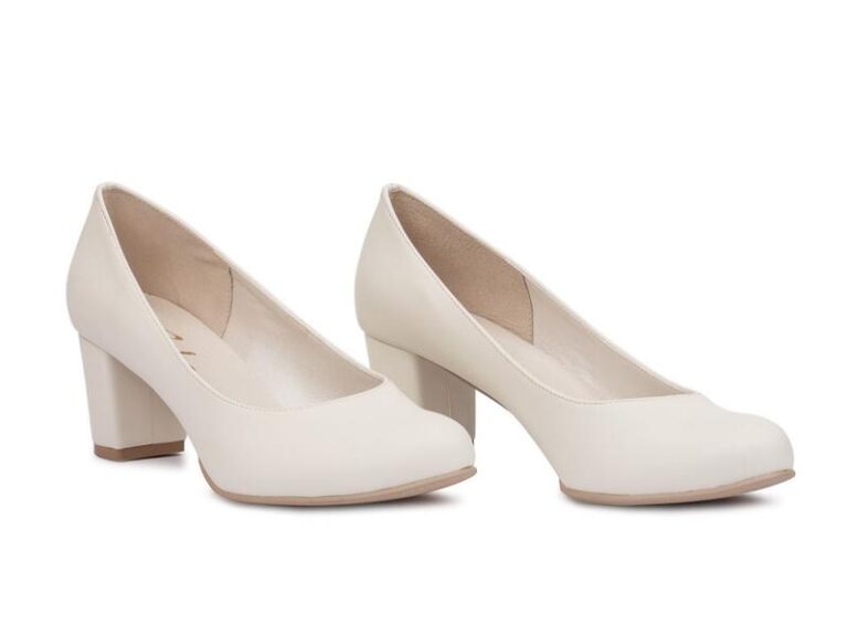 Stylowe zestawienia: jakie buty do sukienki w kolorze ecru wybrać na różne okazje?