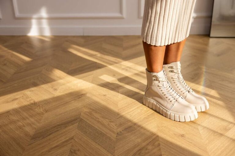 Idealne buty do sukienki kopertowej – jak je dobrać, aby olśnić?