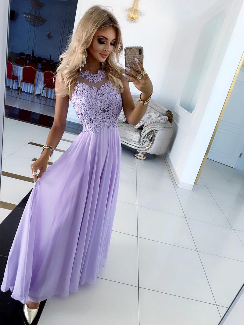 Idealne kolory butów, które pasują do lawendowej sukienki