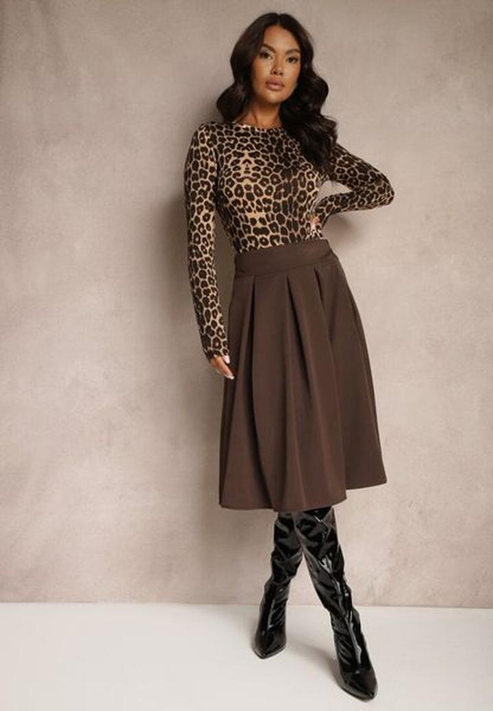 Idealne połączenia: jaki kolor wybrać do brązowej spódnicy?