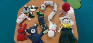 Twórz urocze maskotki: poradnik, jak uszyć misia ze szmatek