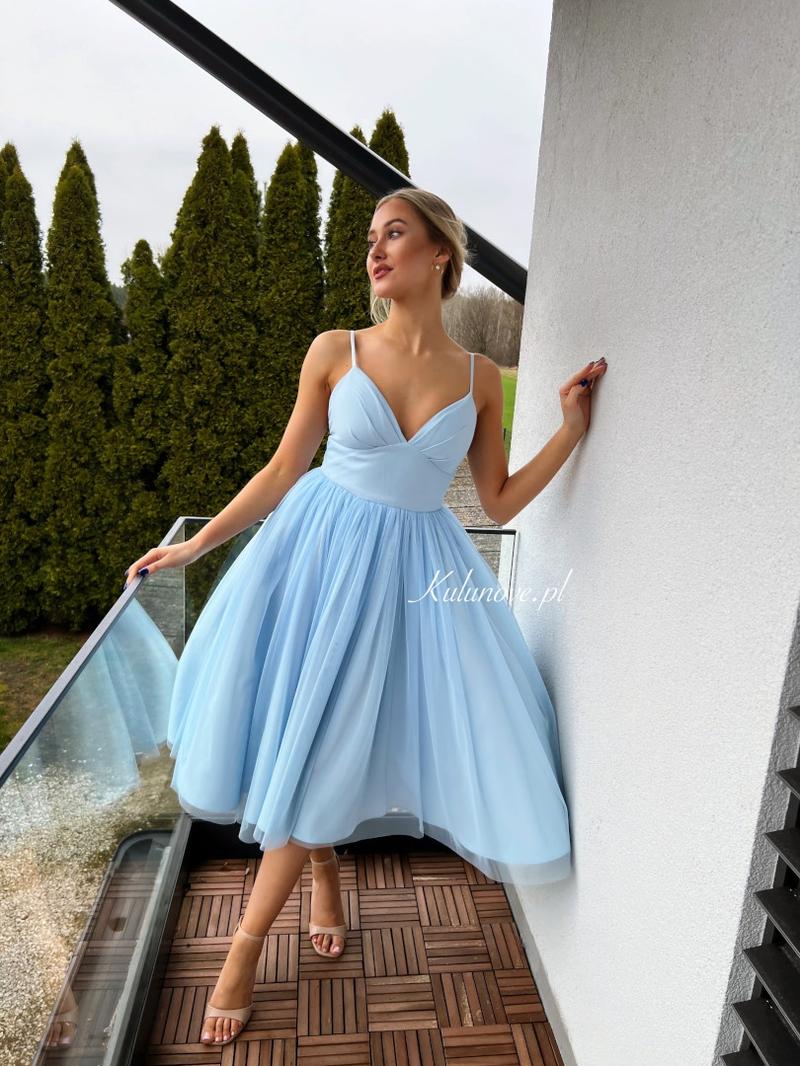 Buty do błękitnej sukienki