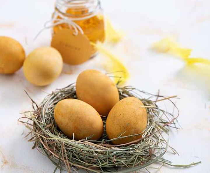 Farbowanie jajek wielkanocnych