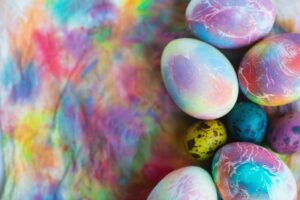 Odkryj najlepsze sposoby na farbowanie jajek wielkanocnych w kolorowym stylu