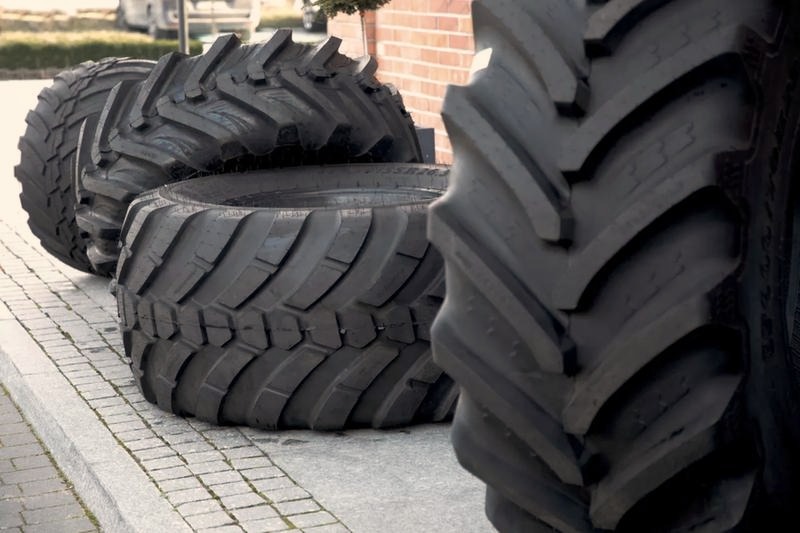 Jak dobrać oponę do ciągnika — optymalny rozmiar, więcej trakcji i niższe koszty