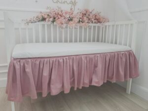 Falbanka maskująca do łóżeczka – jak uszyć ją krok po kroku?